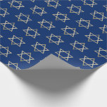 Papier Cadeau Bleu Hanoukka de motif d'étoile de David d'or de<br><div class="desc">Enveloppez vos cadeaux dans le style cette saison des vacances avec notre papier d'emballage élégant de Hanoukka. Ces caractéristiques de conception simples mais chics qu'un arrière - plan bleu avec l'étoile de David d'or de faux a répétées dans un motif. Conçu par le © Susan Coffey d'artiste.</div>