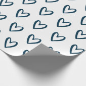 Papier Cadeau Bleu prussien sur blanc à main Coeurs enveloppant  (Coin)