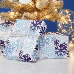 Papier Cadeau Blue Christmas Snowflakes Indigo SnowFlakes Blanc<br><div class="desc">Ces flocons de neige bleus et blancs ont été inspirés par la neige actuelle que je vois ici à Buffalo, New York. Je réfléchissais à ce qu'on ressent au crépuscule en se promenant dans le parc quand la neige tombe doucement et que les lanternes commencent à briller. Ce papier d'emballage...</div>