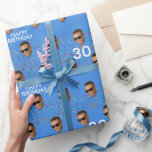 Papier Cadeau Blue Funny Custom Face Photo 30th Birthday Party<br><div class="desc">Papier d'emballage photo découpé sur mesure pour une fête de 30e anniversaire. Conception avec des confettis, un arrière - plan bleu, et un joyeux message d'anniversaire. Pour modifier la couleur, cliquez sur le bouton pour modifier la conception. Pour faire la découpe de la photo vous pouvez télécharger n'importe quelle application...</div>