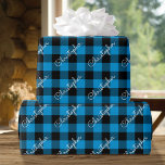Papier Cadeau Buffalo de Noël Plaid Nom personnalisé Rustique Bl<br><div class="desc">Faites de vos cadeaux de vacances un cadeau spécial grâce à cette enveloppe cadeau Buffalo Plaid classique, conçue avec un motif à chèques bleu et noir rustique qui saisit la chaleur douillette de la saison. Un modèle personnalisé avec le nom du destinataire, répété en diagonale dans des lettres de script...</div>