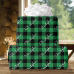 Papier Cadeau Buffalo de Noël Plaid Nom personnalisé Rustique Ve<br><div class="desc">Faites de vos cadeaux de vacances un cadeau spécial grâce à cette enveloppe cadeau Buffalo Plaid classique, conçue avec un motif à chèques vert et noir rustique qui saisit la chaleur douillette de la saison. Un modèle personnalisé avec le nom du destinataire, répété en diagonale dans des lettres de script...</div>