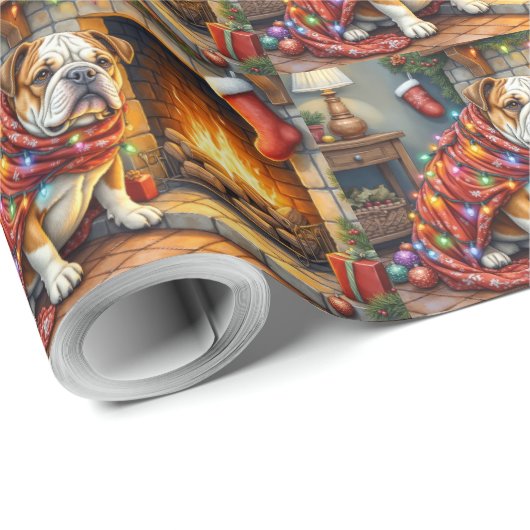 Papier Cadeau Bulldog Sitting by Fireplace with Christmas Lights (Coin rond)
