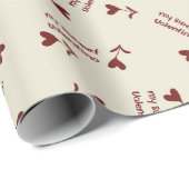 Papier Cadeau Burgundy Script Hearts on Cream– Valentine Pattern (Coin rond)