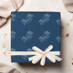 Papier Cadeau Cadeau de mariage M. et Mme couleur unie bleu mari<br><div class="desc">Une couleur audacieuse avec des polices chic fait une pièce maîtresse pour les faveurs de réception. Les articles sont plus faciles à personnaliser lorsque vous remplacez d'abord tout le texte et les photos. Si votre art doit encore être ajusté, cliquez sur le bouton Personnaliser. Cela vous mènera à une zone...</div>