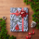 Papier Cadeau Cardinal rouge d'hiver<br><div class="desc">Un beau cardinal rouge se reposant parmi les everegreens d'hiver enneigés.</div>