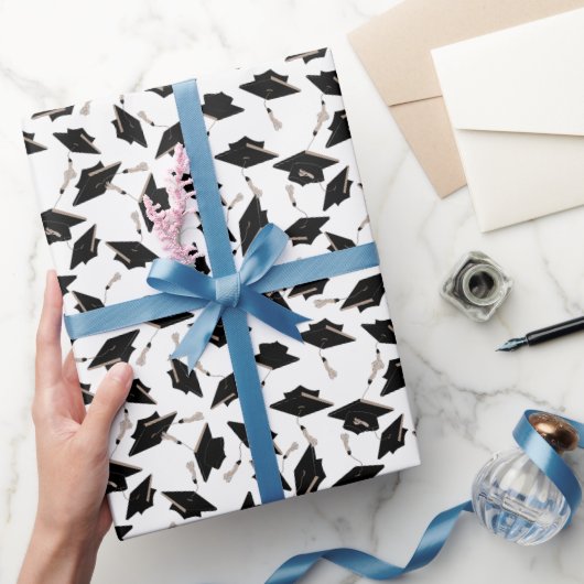 Papier Cadeau Casquettes de graduation noir jetées en l'air sur (Cadeaux)