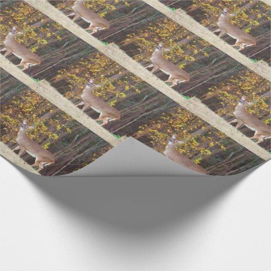 Papier Cadeau Cerf devant l'arbre d'automne jaune (Coin)