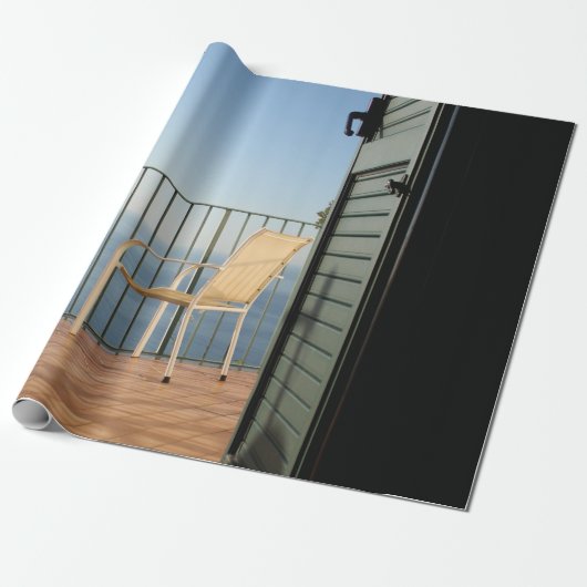 Papier Cadeau Chaise en métal blanc à côté de la clôture le mati (Déroulé)