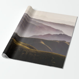 PAPIER CADEAU CHAMP EN GRAS VERT ET MONTAGNES EN JOURNÉE