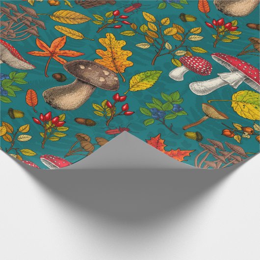 Papier Cadeau Champignons d'automne, feuilles, noix et baies sur (Coin)
