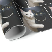 Papier Cadeau Chat blanc accroché à un chat noir (Coin rond)