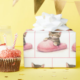 Papier Cadeau Chaton tigré dormant dans une pantoufle rose