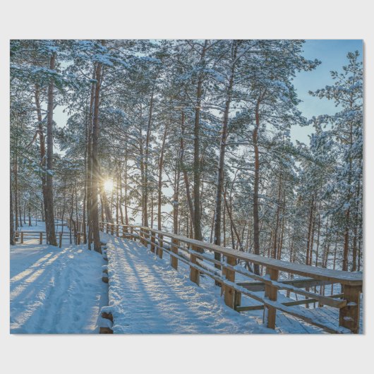 Papier Cadeau Chemin en bois sur la forêt d'hiver enneigée (Plat)