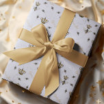 Papier Cadeau Chic Lavande Buzing Royal Queen Bee & Gold Crown<br><div class="desc">Créez une présentation cadeau élégante avec ce papier lavande chic. Avec un motif apparent de mon illustration dessinée à la main de la reine d'abeille et de sa couronne d'or, elle bourdonne de cette façon et ainsi de suite. Les mots manuscrits en or, "Queen Bee", sont éparpillés dans tout le...</div>