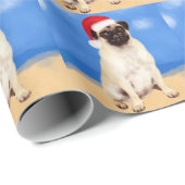 Papier Cadeau Chien carlin sur la plage Noël Chapeau de Noël (Coin rond)