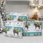 Papier Cadeau Chocolat Labrador Retriever Christmas Texte person<br><div class="desc">L'illustration originale de Destei d'un mignon chien de race Labrador Retriever brun chocolat. Le chien est placé dans une scène hivernale avec trois sapins verts. L'arrière - plan est un dégradé bleu à blanc qui donne un aspect froid d'hiver. Il y a une zone de texte personnalisable qui se lit...</div>