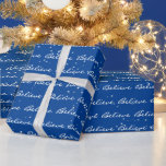 Papier Cadeau Christmas Believe Texte et Snowflakes Wrapping Pap<br><div class="desc">Croyez le texte avec des flocons de neige sur l'arrière - plan bleu. Le texte peut être modifié. La couleur Arrière - plan peut être modifiée.</div>