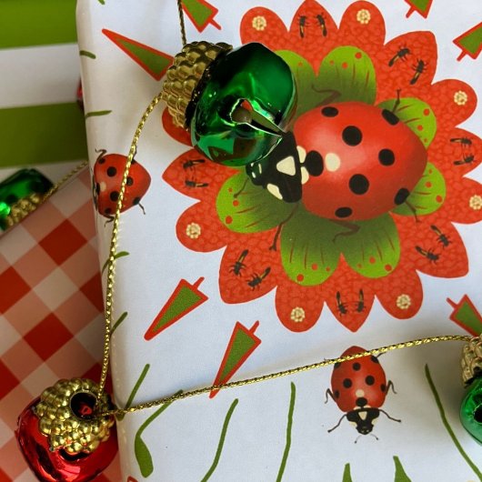 Papier Cadeau Christmas Ladybug Red, Green, and White
