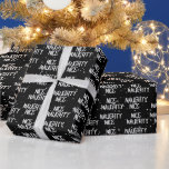Papier Cadeau Christmas NICE NAUGHTY Texte Sur Noir<br><div class="desc">Texte blanc NICE NAUGHTY avec des flocons de neige sur un arrière - plan noir. Le texte est modifiable. La couleur Arrière - plan peut être modifiée.</div>