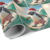 Papier Cadeau Christmas Penguin Surfing On an Ocean Wave (Coin rond)