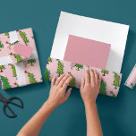 Papier Cadeau Cindy-Lou Who et le Motif de l'arbre de Noël<br><div class="desc">Les vacances ne seront pas complètes sans The Grinch ! COMMENT THE GRINCH STOLE CHRISTMAS est l'histoire classique d'une ville appelée Who-ville et comment l'esprit de Noël peut fondre même les coeurs les plus froids.</div>