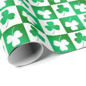 Papier Cadeau Clocher Shamrock vert sur Checkerboard Parti irlan (Coin rond)