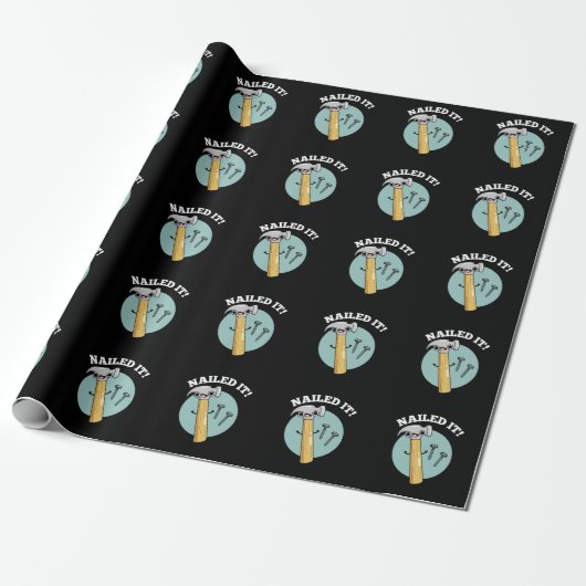 Papier Cadeau Cloué Il Amusant Marteau Clou Clouet Dark BG (Déroulé)