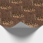 Papier Cadeau Cône De Pin Sur Aiguilles Tombées (Coin)