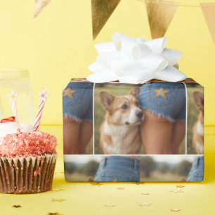 Papier Cadeau Corgi Chien Avec Une Jeune Femme À Denim Shorts
