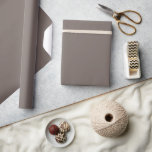 Papier Cadeau Couleur solide Brown<br><div class="desc">Papier d'emballage couleur solide dans une grande variété de couleurs pour tous vos cadeaux de mariage et de douche. Les couleurs pour 2025 sont foncées et audacieuses et c'est ce que vous trouverez dans mes derniers designs avec des noms de couleurs de différentes entreprises de design.</div>