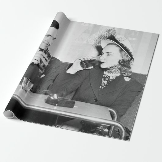 Papier Cadeau Couple assis ensemble dans un restaurant flirtant (Déroulé)