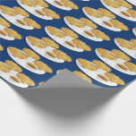 Papier Cadeau Crème sure de compote de pommes de Latkes de<br><div class="desc">Papier d'emballage qui montre un motif de répétition des bandes dessinées de sourire de latke sur un plat avec la crème sure et la compote de pommes toutes sur un arrière - plan bleu.</div>