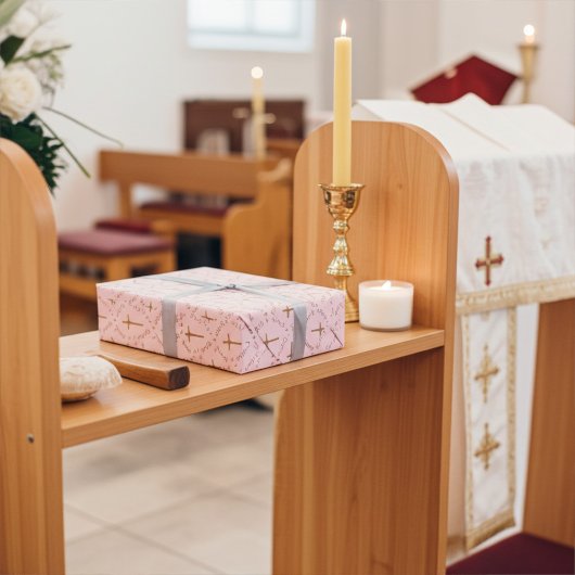 Papier Cadeau Croix d'or religieuse personnalisable sur un Rose