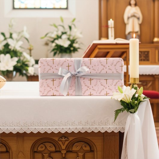 Papier Cadeau Croix d'or religieuse personnalisable sur un Rose