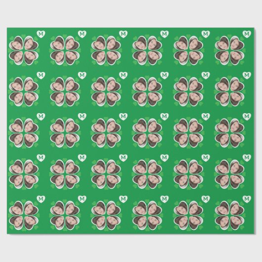 Papier Cadeau Cute Green Clover Four Leaf Hearts Photo Monogramm (Plat)