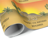 Papier Cadeau Cute Triceratops Dinosaur coucher de soleil Désert (Coin rond)