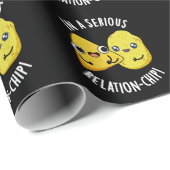 Papier Cadeau Dans Une Puce De Relation Sérieuse Drôle Pun De No (Coin rond)