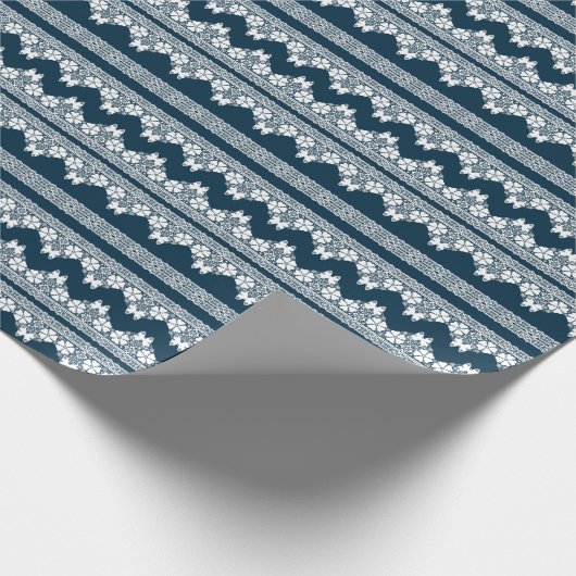 Papier Cadeau Dentelle blanche rétro avec papillons sur un bleu (Coin)