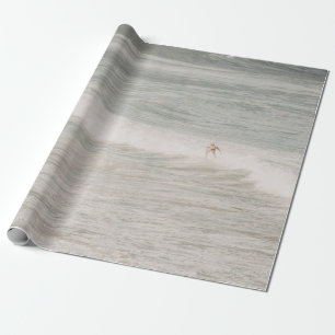 PAPIER CADEAU DEUX PERSONNES SURFANT SUR DES VAGUES MARITIMES EN