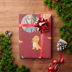 Papier Cadeau Dinosaures mignons prêts à la photo sur fond rouge