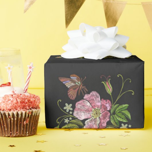 Papier Cadeau Élégant Motif floral broderie Arrière - plan noir (Fête d'anniversaire)