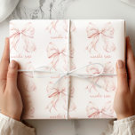 Papier Cadeau Élégant papier d'enveloppement de la cave rose<br><div class="desc">Ajoutez une touche de sophistication à votre don avec ce papier d'enveloppement élégant pour caissons roses. Avec ses arcs roses doux et délicats,  joliment disposés sur un arrière - plan blanc,  ce design est parfait pour les douches,  les anniversaires et autres occasions spéciales.</div>