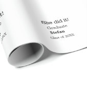 Papier Cadeau Elle l'a fait diplômée ajouter nom classe de texte (Coin rond)