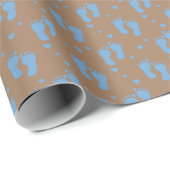 Papier Cadeau Empreintes de bébé bleues sur fond marron (Coin rond)