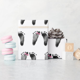 Papier Cadeau Empreintes de pieds de bébé fille avec un nœud ros