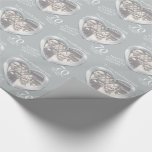 Papier Cadeau Enveloppe d'épouse de photo d'anniversaire de<br><div class="desc">Papier d'emballage d'anniversaire de mariage dans des tons gris-clair de platine. Personnalisez ce document d'anniversaire avec votre propre année de photo et d'anniversaire. Lit actuellement à mes années mémorables de l'anniversaire 70 heureux merveilleux de platine d'épouse. Le bel effet liquide de platine en forme de coeur a imprimé l'idéal de...</div>