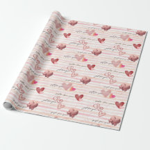 Envelopper le papier avec les coeurs