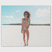 Papier Cadeau Femme en bikini debout sur le sable (Plat)