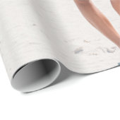 Papier Cadeau Femme en bikini debout sur le sable (Coin rond)